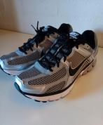 NIEUW! -  Nike Vomero 5 - maat 43, Nike, Nieuw, Ophalen of Verzenden, Sportschoenen