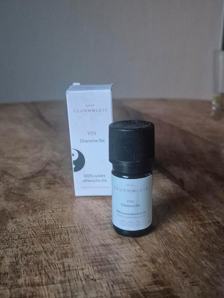 Geurwolkje Yin Etherische Olie., Huis en Inrichting, Woonaccessoires | Kandelaars en Kaarsen, Zo goed als nieuw, Minder dan 25 cm