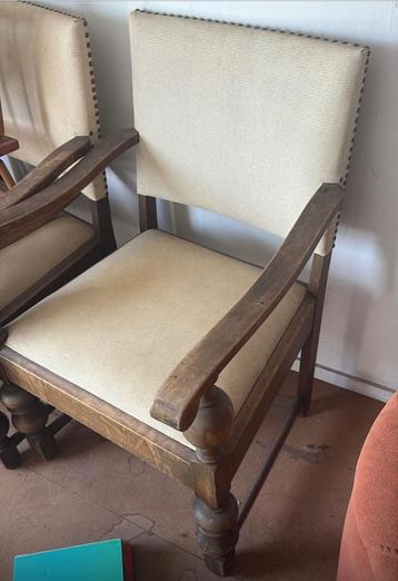 Antieke stoelen  beschikbaar voor biedingen