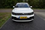 Volkswagen Tiguan 2.0 TSI 4WD R-LINE 221PK AUT, LEER, ADAPT., Gebruikt, 4 cilinders, 2500 kg, Wit