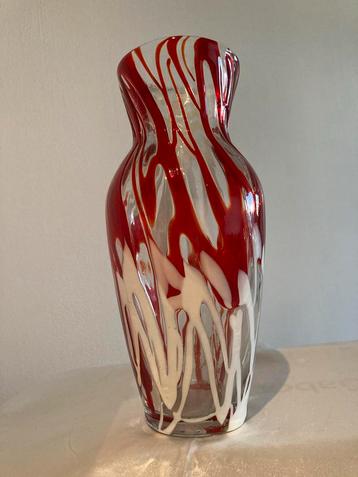 Mondgeblazen Designvaas Rood/Wit beschikbaar voor biedingen