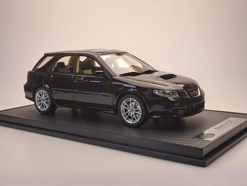 1:18 Saab 9-2X - Zwart - Inclusief Luxe Vitrinebox NIEUW!, Hobby en Vrije tijd, Modelauto's | 1:18, Nieuw, Auto, Overige merken
