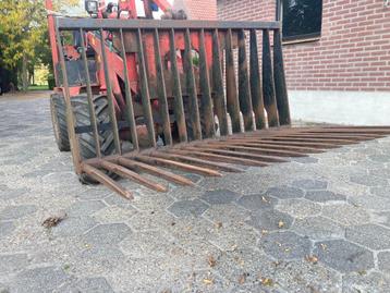 Tegelriek met Fuchs aansluiting en grondbak voor tractor beschikbaar voor biedingen
