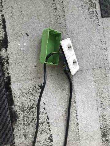 Stopcontacten Dubbel GIRA voor kabelgoten COMPLEET €9,- beschikbaar voor biedingen