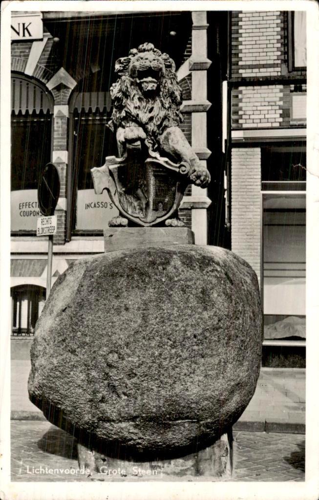 Lichtenvoorde - Grote Steen - Leeuw met schild, Verzamelen, Ansichtkaarten | Nederland, Gelopen, Gelderland, 1940 tot 1960, Ophalen of Verzenden