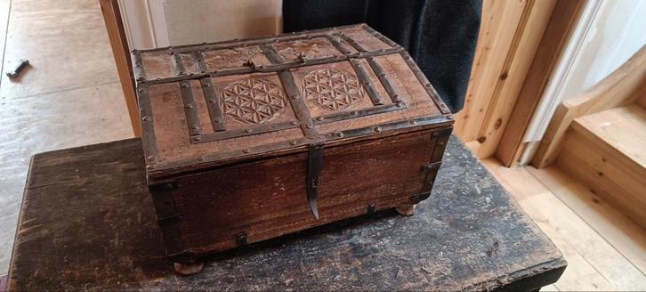 Antieke houten kist met metalen beslag, Antiek en Kunst, Antiek | Meubels | Kasten, Ophalen