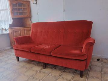 Bank en stoelen rood velours beschikbaar voor biedingen