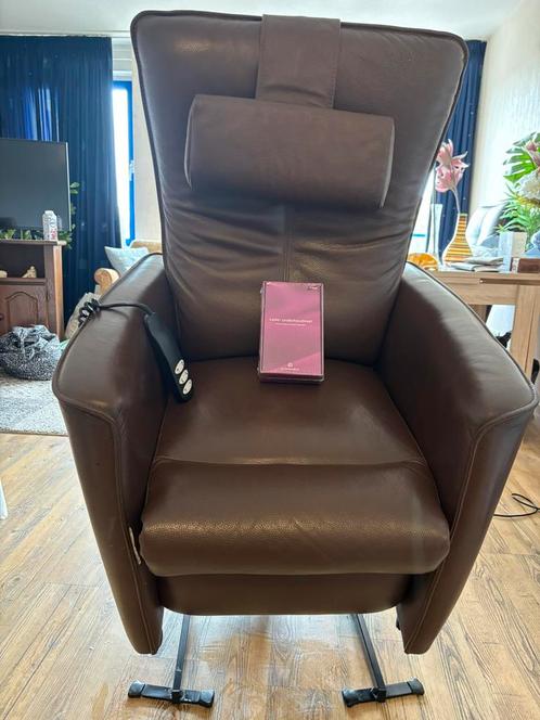2 stuks bruin leer Prominent sta-op stoelen., Huis en Inrichting, Fauteuils, Zo goed als nieuw, Leer, 50 tot 75 cm, 75 tot 100 cm