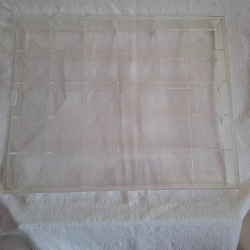 @plastickglas muurkasjte voor de miniaturen@, Verzamelen, Parfumverzamelingen, Gebruikt, Toebehoren, Ophalen of Verzenden