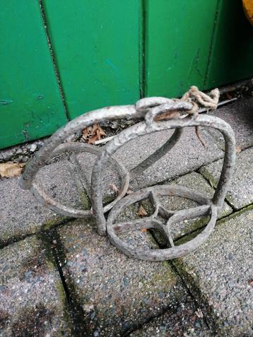 Oude stijgbeugels  beschikbaar voor biedingen