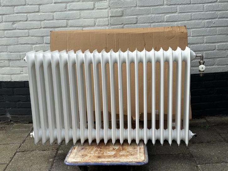 4 radiatoren in diverse maten / in goede staat, Doe-het-zelf en Verbouw, Verwarming en Radiatoren, Zo goed als nieuw, Radiator