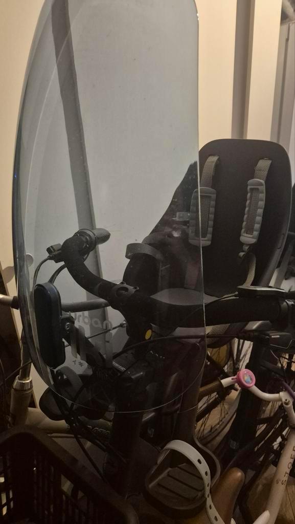 Urban Iki Voorzitje met Windscherm, Fietsen en Brommers, Fietsaccessoires | Fietsstoeltjes, Gebruikt, Voorzitje, 9 t/m 18 kg, Voetsteuntjes