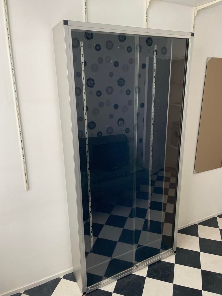 Aluminium vitrinekast met 5 glazen schappen, Ophalen, Met plank(en), Gebruikt, 100 tot 150 cm