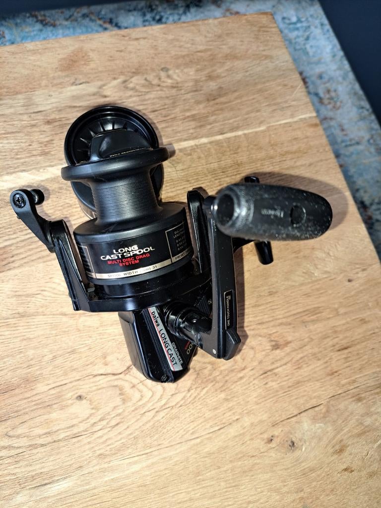 Nieuwe Daiwa Long Cast PG 7000 + reservespoel, Watersport en Boten, Hengelsport | Algemeen, Ophalen of Verzenden, Molen