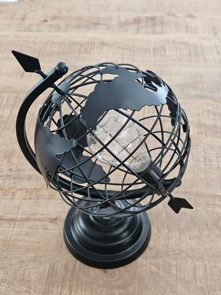 Zwarte wereldbol lampje, Ophalen