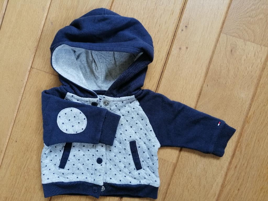 TOMMY HILFIGER kapuchon vest grijs donker blauw maat 56, Kinderen en Baby's, Truitje of Vestje, Ophalen of Verzenden, Jongetje