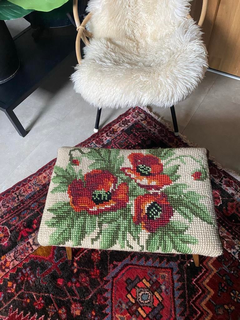 Vintage geborduurde voetenbank met bloemenpatroon, Ophalen, Minder dan 50 cm, Zo goed als nieuw, Rechthoekig