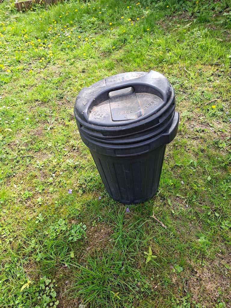 Zwarte voerton met deksel, Ophalen