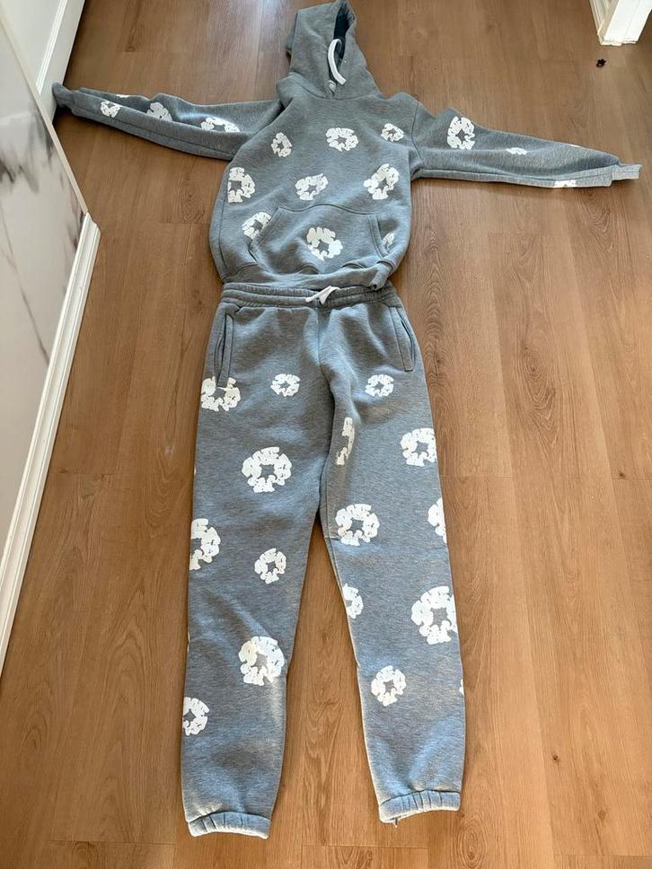 Denim Tears Trainingspak Maat M - Grijs met Witte Prints, Kleding | Heren, Broeken en Pantalons, Zo goed als nieuw, Maat 48/50 (M)