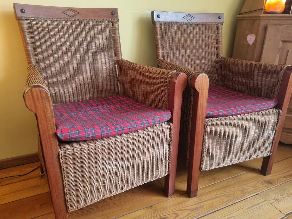 Twee rotan stoelen met houten frame en geruite kussens, Huis en Inrichting, Stoelen, Gebruikt, Twee, Hout, Riet of Rotan, Bruin