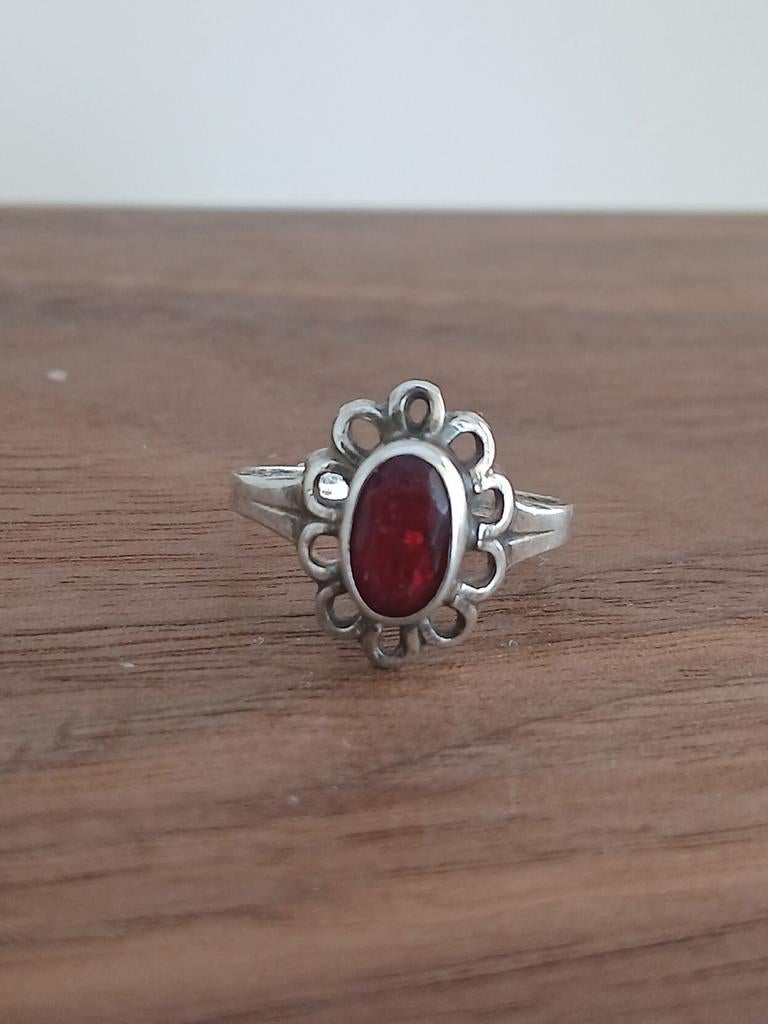 Zilveren ring met dieprode granaat - Maat 15, Sieraden, Tassen en Uiterlijk, Ringen, Ophalen of Verzenden