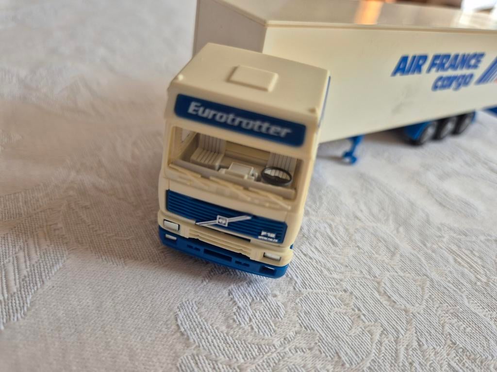 Volvo Eurotrotter Air France Cargo, Hobby en Vrije tijd, Modelauto's | 1:87, Ophalen of Verzenden, Bus of Vrachtwagen, Overige merken