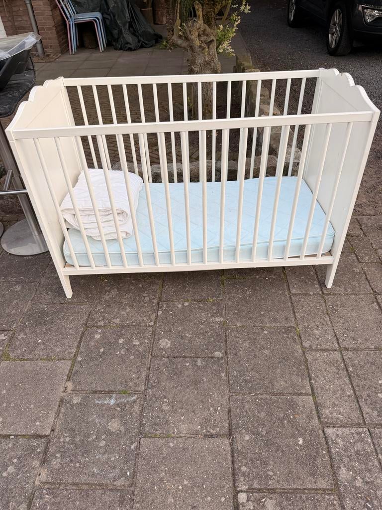 Wit ledikant met matras en dekentje inclusief babykleding, Kinderen en Baby's, Babywiegjes en Ledikanten, Gebruikt, Ledikant, Ophalen of Verzenden