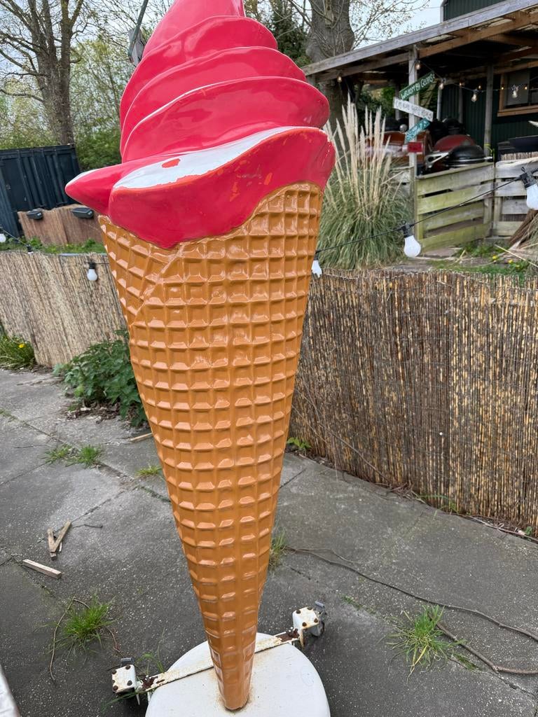 Grote ijsje reclame object voor aan de weg, Ophalen, Gebruikt