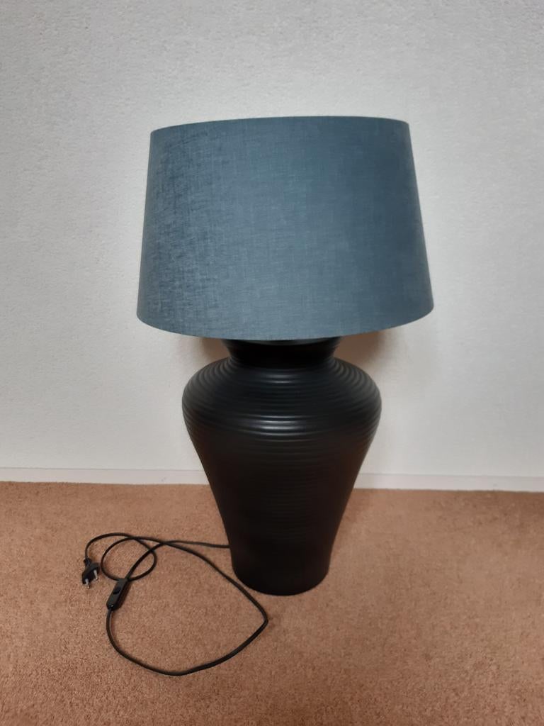Moderne vaaslamp met blauwgrijze kap, Ophalen