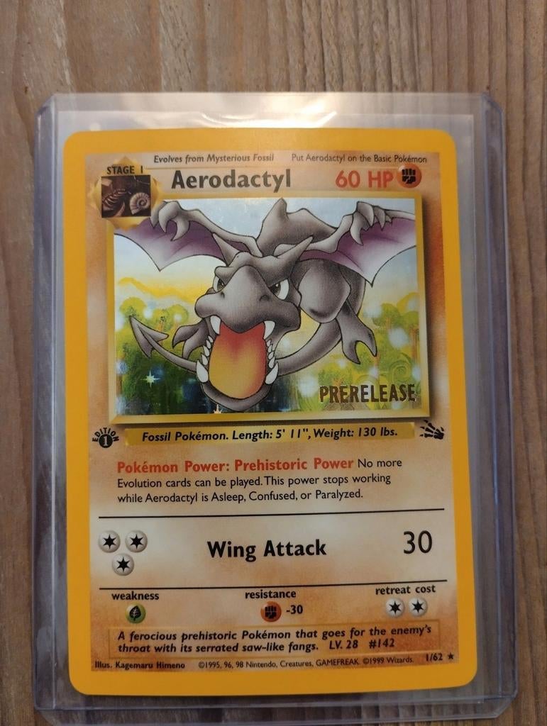 Pokémon Aerodactyl 1/62 Fossil Pre release stamped, Hobby en Vrije tijd, Verzamelkaartspellen | Pokémon, Ophalen of Verzenden