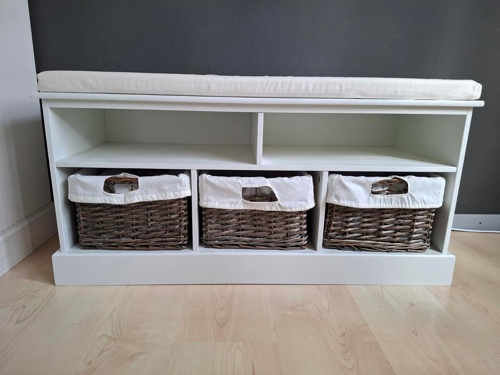 Wit kastje met 3 rieten mandjes en zitkussen, Ophalen, Gebruikt