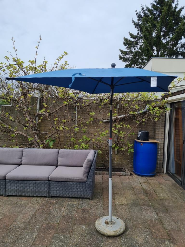 Blauwe inklapbare parasol met hoes en stenen voet, Tuin en Terras, Ophalen, Gebruikt, 2 tot 3 meter, Stokparasol