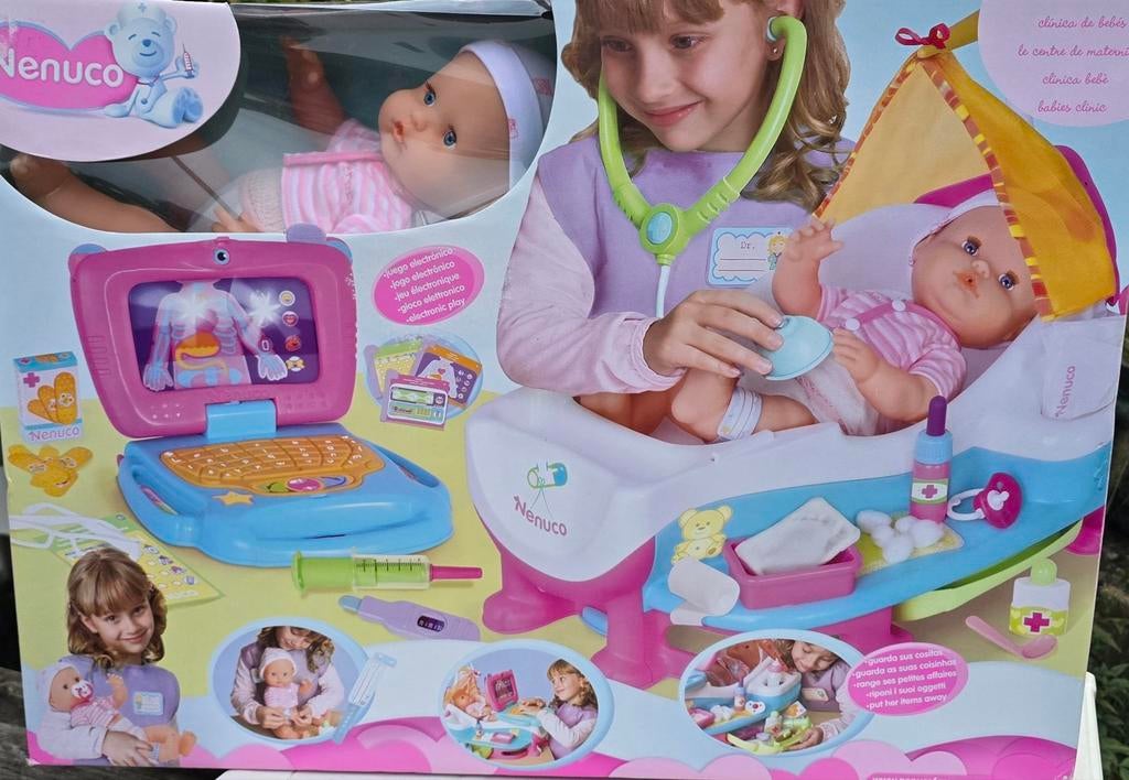 Nenuco  baby pop in dokterskliniek, Ophalen of Verzenden, Nieuw, Babypop