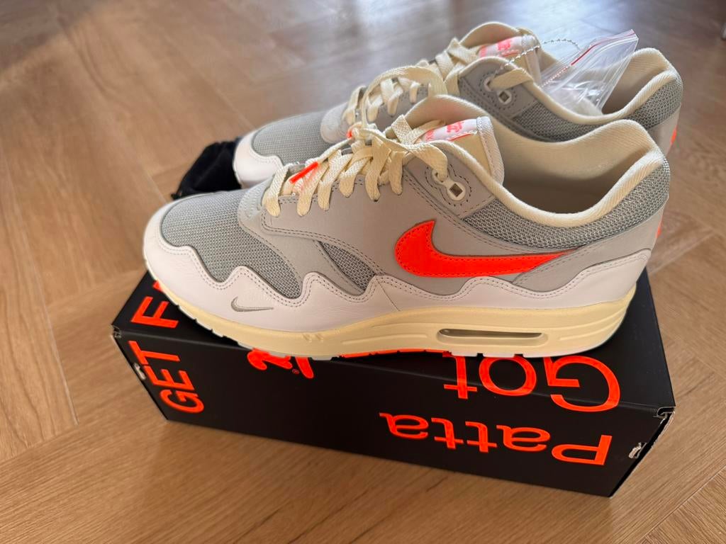 Patta X Nike Air Max 1 'White/Hyper Crimson' | EU 45, Kleding | Heren, Schoenen, Wit, Nieuw, Ophalen of Verzenden, Sneakers of Gympen