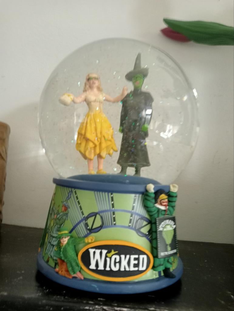 Wicked...One Short Day... snowball en muziekbox, Ophalen of Verzenden, Overige figuren, Zo goed als nieuw, Beeldje of Figuurtje