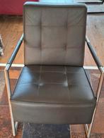Moderne fauteuil met lederen bekleding en metalen frame, Huis en Inrichting, Fauteuils, Ophalen, Gebruikt, Modern, Industrieel