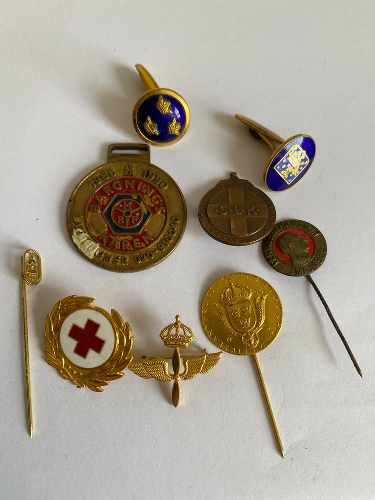 Partij Vintage Spelden & Insignes: Rode Kruis, Zweeds, Verzamelen, Ophalen of Verzenden, Gebruikt, Overige onderwerpen, Speldje of Pin