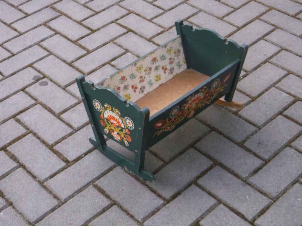 Oude Hindeloopen poppenwieg, Ophalen of Verzenden, Gebruikt