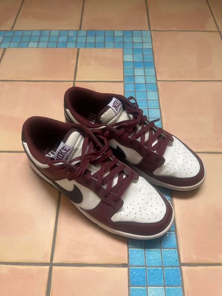 Nike Dunk Low Bordeaux - Maat 42.5 of 43, Kleding | Heren, Schoenen, Ophalen of Verzenden, Gedragen, Overige kleuren
