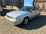 Volvo V70 2.5 1999 handgeschakeld, APK én Airco!, Auto's, Voorwielaandrijving, Zwart, 1600 kg, Zilver of Grijs