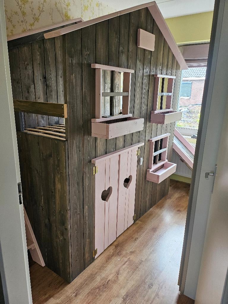 Steigerhouten hoogslaper huisje met glijbaan, Ophalen, Zo goed als nieuw, Hoogslaper