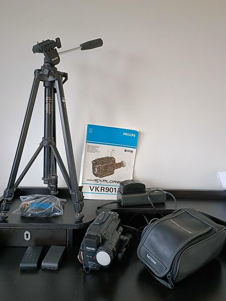 Philips mini explorer camcorder. vkr9015, statief en extra's, Ophalen of Verzenden, VHS-C of SVHS-C