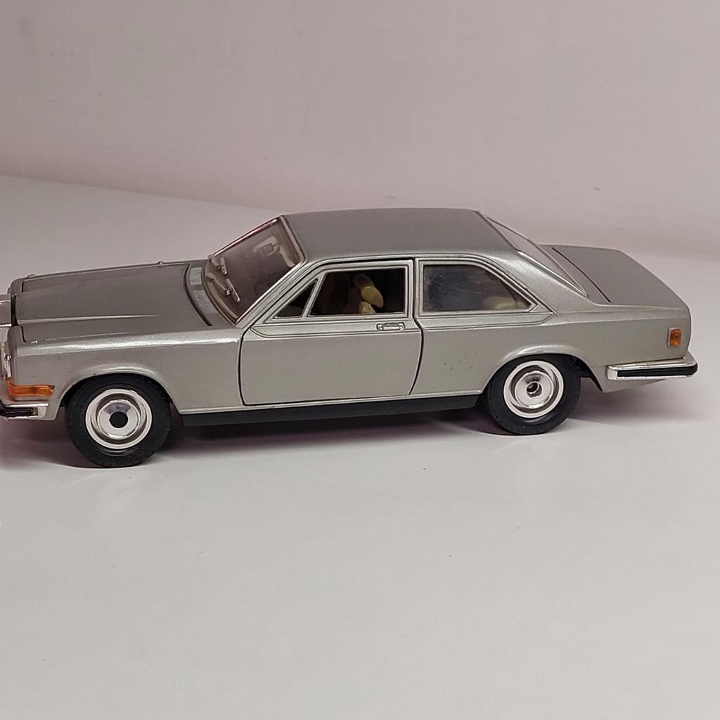 Een Klassieke Houten Speelgoedauto Stock Foto - Image of open