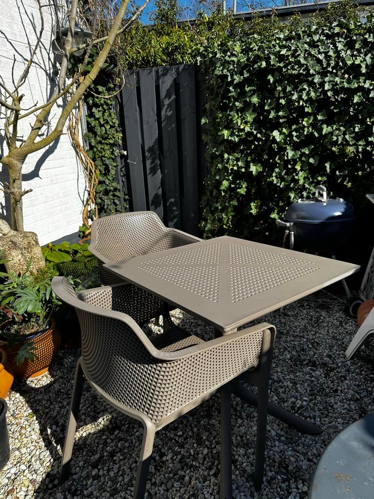 Nardi Set: Net tuinstoel met armleuning en tafel  - Tortora, Kunststof, Zo goed als nieuw, Stoel, Tuinset