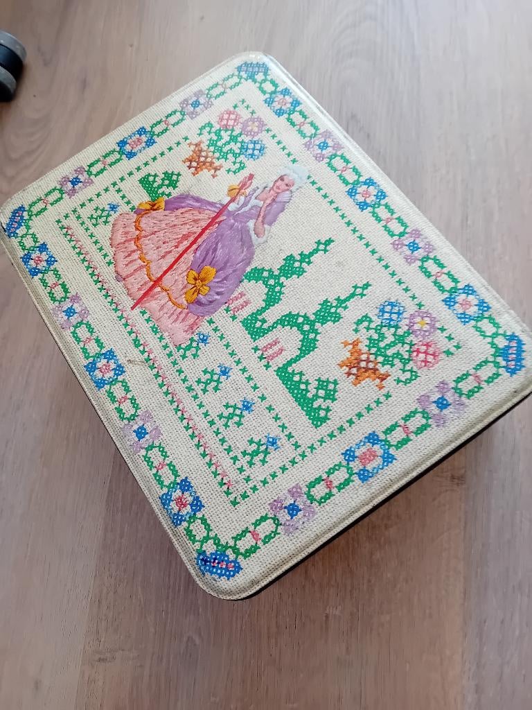 Blik voor borduurgaren of idd groot blik, Verzamelen, Blikken, Ophalen of Verzenden, Zo goed als nieuw, Overige