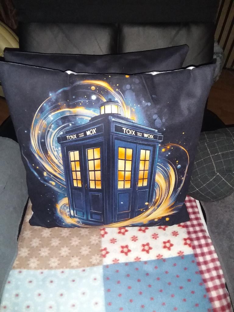 DOCTOR WHO - TARDIS KUSSEN  !!!!!!!!!!!!!!!!!, Ophalen of Verzenden, Nieuw, Overige kleuren, Vierkant