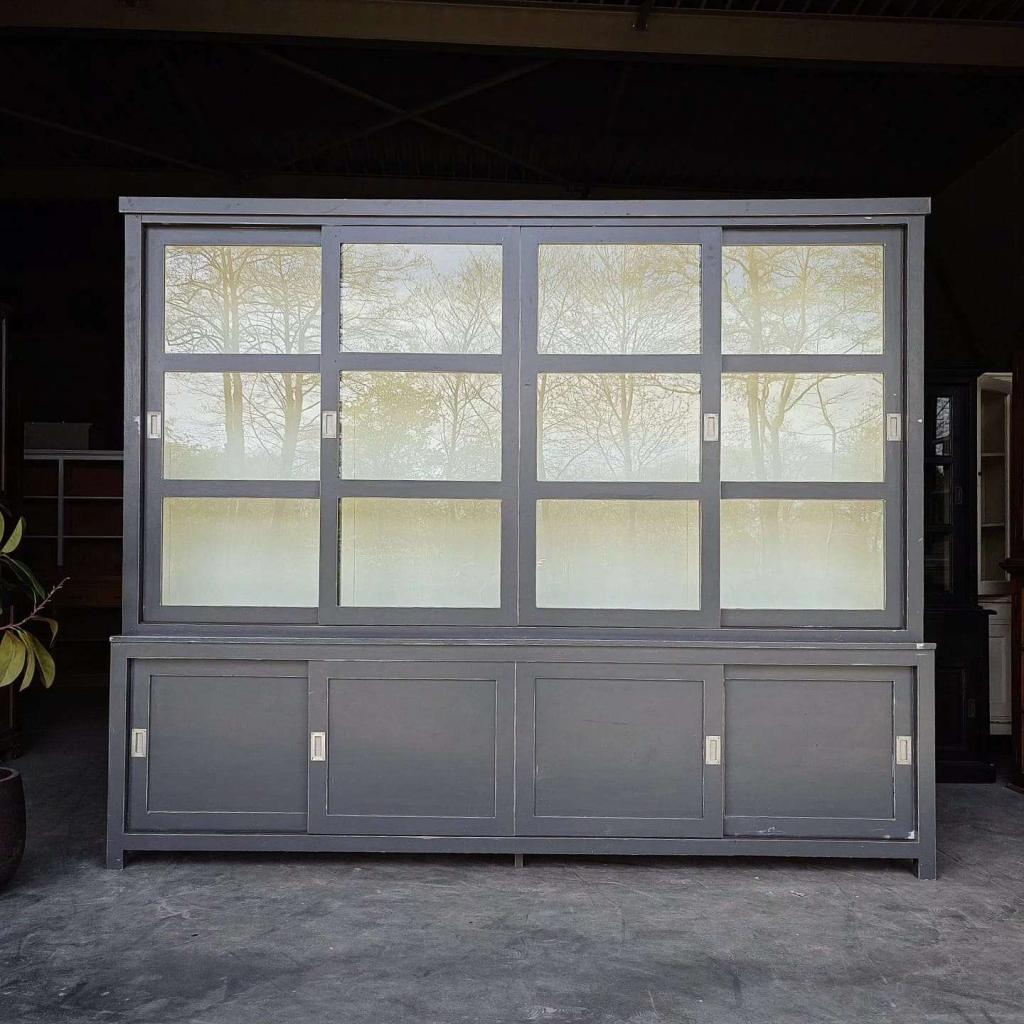 Geweldige grote vintage schoolkast | Grijze buffetkast #5242, Huis en Inrichting, Kasten | Buffetkasten, Niet ingevuld, 200 cm of meer
