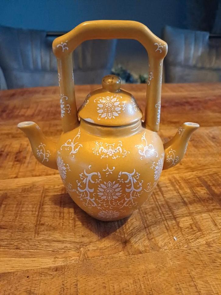 Gele theepot met witte versieringen, Antiek en Kunst, Antiek | Keramiek en Aardewerk, Ophalen of Verzenden