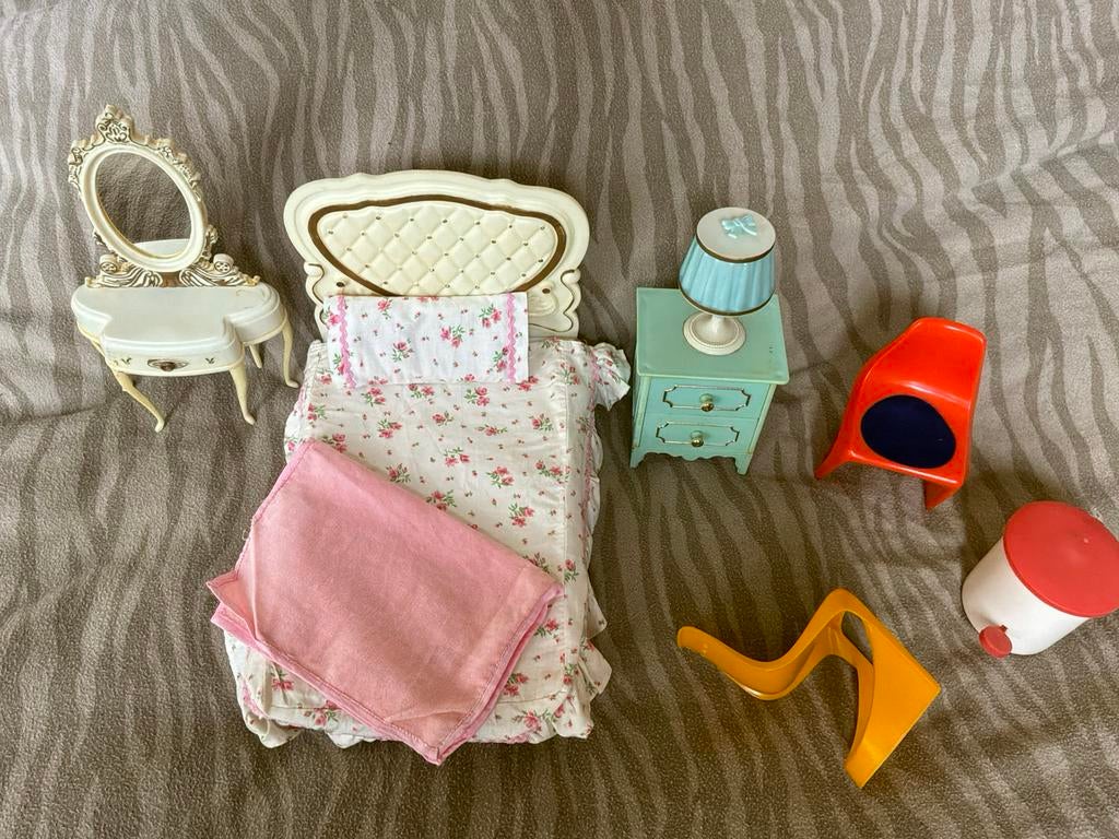 Barbie meubeltjes jaren 60 kaptafel bed nachtkastje, stoelen, Ophalen of Verzenden, Overige typen