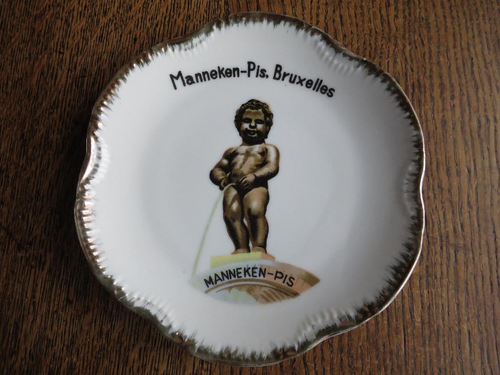 mooi porselein wandbordje van manneke pis 16/15 cm, Antiek en Kunst, Ophalen of Verzenden